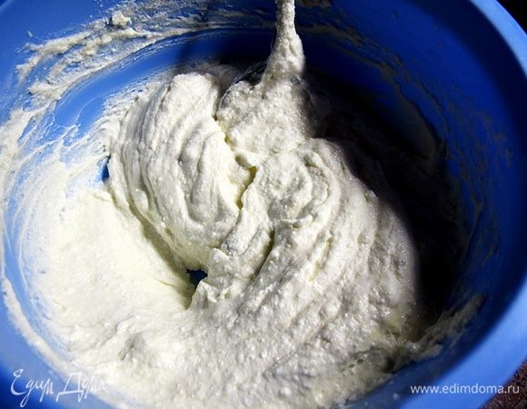 Сливы чистим, нарезаем, посыпаем корицей и сахаром. Творог смешиваем со сметаной, яйцом, сахаром и крахмалом. Немного сметаны оставляем, чтобы смазать верх.
Вместо свежей сливы можно взять замороженную, или любые другие фрукты по желанию и сезону.