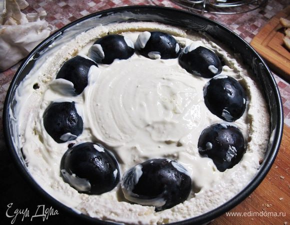 Форму смазываем маслом, выкладываем сливы и заливаем творожной смесью, сверху выкладываем еще слой слив, смазываем сметаной.