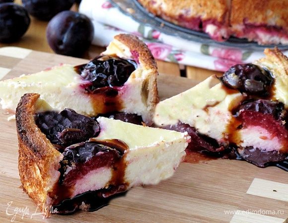 Эта шарлотка родилась в шестидесятые годы прошлого века вместе с лозунгом "Хлеба к обеду в меру бери, хлеб-драгоценность, его береги!" В журналах появились рецепты хлебных пудингов, хлебных бабок, хлебных шарлоток. Базовый рецепт предусматривал черствый белый хлеб, вместо льезона сладкую заварку из чая и в начинку любые доступные фрукты (яблоки, сливы, груши) иногда в сочетании с тыквой и кабачками. Но, как я уже говорила, каждая хозяйка вносила свои коррективы. 