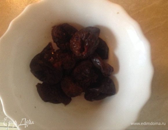 Чернослив помыть и залить кипятком на пару минут.