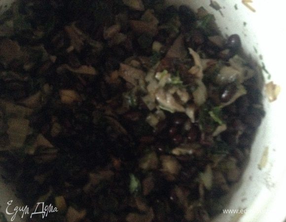 На оливковом масле обжарить луковицу, порезанную кубиками. К луку добавить  нарезанные грибы, посолить и поперчить по вкусу, жарить до золотистого цвета. Все это великолепие, в том числе и чернослив, кладем в емкость с фасолью, из которой после варки убрали ветки чабреца. Дать немного остыть. Рубим кинзу и добавляем туда же (если Вам  кинза не по душе, можно заменить другой зеленью, но желательно добавить хотя бы кориандр). Измельчаем все это в блендере и пробуем на соль, перец, корректируем вкус. Использовать для приготовления канапе и бутербродов! Хранить в холодильнике. Смачного!