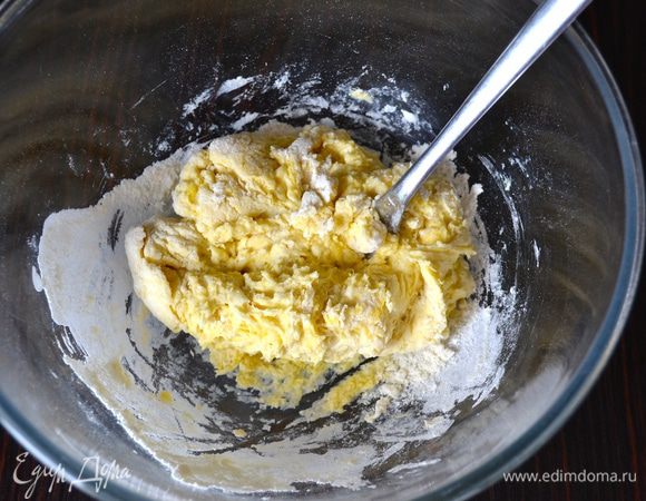 Перемешать, в случае необходимости добавить пару ложек холодной воды.