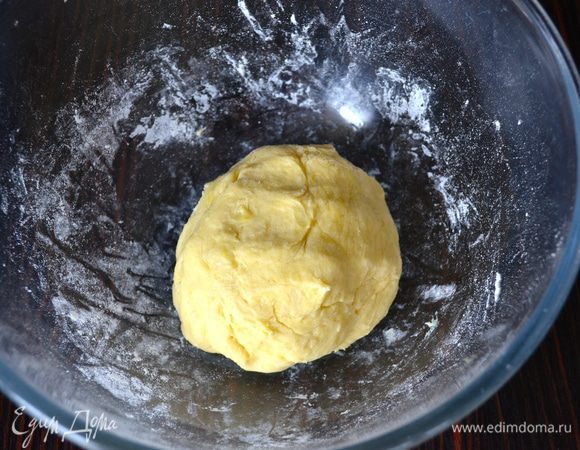 Замесить тесто, завернуть его в пленку и убрать в холодильник на 30 минут.