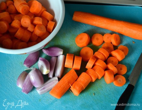 Тем временем подготовить овощи для супа. Лук-шалот очистить и нарезать на четвертинки. Морковь очистить и нарезать кружочками.
