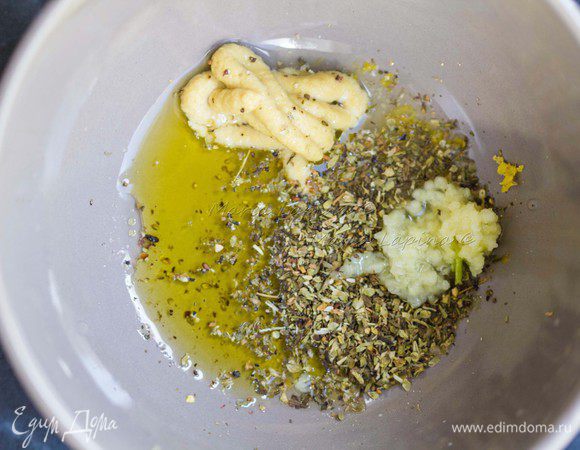 Для маринада смешать в миске оливковое масло, лимонный сок и цедру, горчицу, травы, чеснок выдавить через пресс. Травы можно использовать любые, какие вам больше нравятся. Для меня это орегано, базилик и чабер. Также подойдут тимьян, розмарин, петрушка.