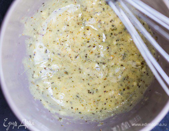 Смешать венчиком маринад до однородного состояния. Добавить соль и смесь перцев.