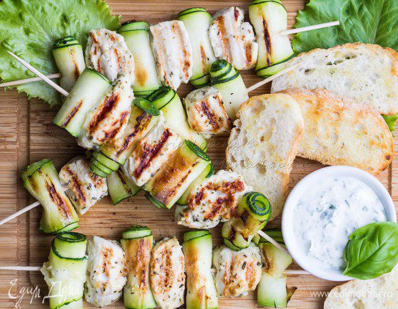 Шашлычки подавать с гренками и соусом из сметаны, соли, оливкового масла и зелени.