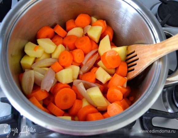 Добавить морковь с яблоком и потушить все вместе еще пару минут.