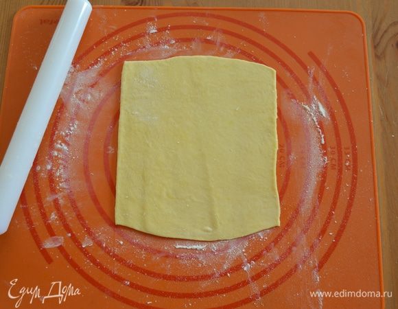 Тем временем тесто достать из холодильника. Разделить на 2–3 части. Раскатать каждую часть потоньше в небольшой прямоугольник.