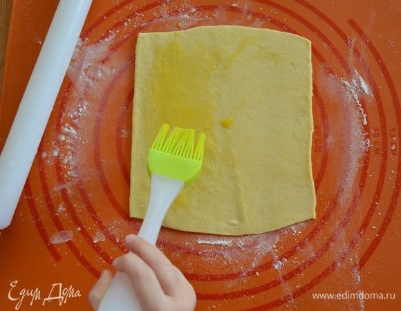 Смазать поверхность слегка взбитым оставшимся яйцом.