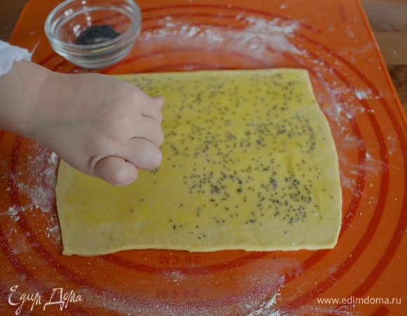 И посыпать маком. Мне помогала самая младшая помощница, поэтому не получилось заснять дальнейший процесс, но, думаю, и без фото будет понятно! Каждый прямоугольник из теста скатать в рулетик. Убрать в морозилку минут на 15 (таким образом вам проще будет нарезать красивые ровные кружочки).