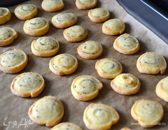 Выпекать 10–12 минут до слегка золотистого цвета. Готовое мини-печенье достать из духовки и остудить.