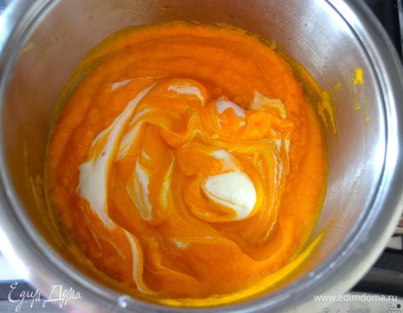 Готовый суп пюрировать погружным блендером. По желанию, можно убрать немного жидкости из кастрюли и разбавлять крем-суп оставшейся жидкостью от варки овощей для достижения предпочтительной консистенции крем-супа. Мне нравится погуще! Добавить столовую ложку йогурта и лимонный сок.