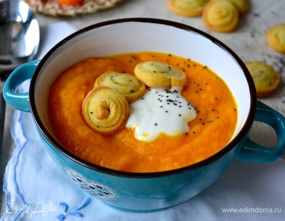 Подавать крем-суп, разложив по тарелкам, украсив ложкой йогурта и песочными сухариками! Приятного аппетита и хорошего весеннего настроения!