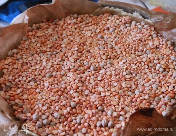 Сверху на тесто положите пергамент и высыпьте на него дежурную бобовую смесь. Выпекайте в духовке при 200 градусах 15 минут.