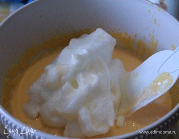 Вытащите корж из духовки (убавьте температуру до 180 градусов), переложите начинку в корж и поставьте в духовку на 40-50 минут.