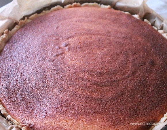 Готовый пирог выньте из духовки, остудите (не вынимайте из формы!) и покройте горячей глазурью.