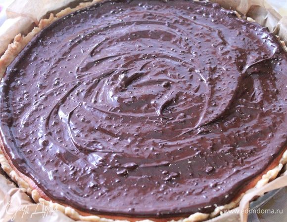 Уберите пирог в холодильник на 5-6 часов до полного застывания. Достаньте из холодильника, выньте из формы, положите на тарелку и аккуратно уберите пергамент.