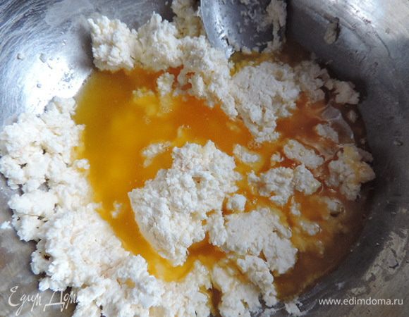 Пока брокколи остывает, приготовим наше творожное тесто. Растираем вилкой творог с растопленным и остуженным до комнатной температуры маргарином. При желании вместо маргарина можете взять сливочное масло.