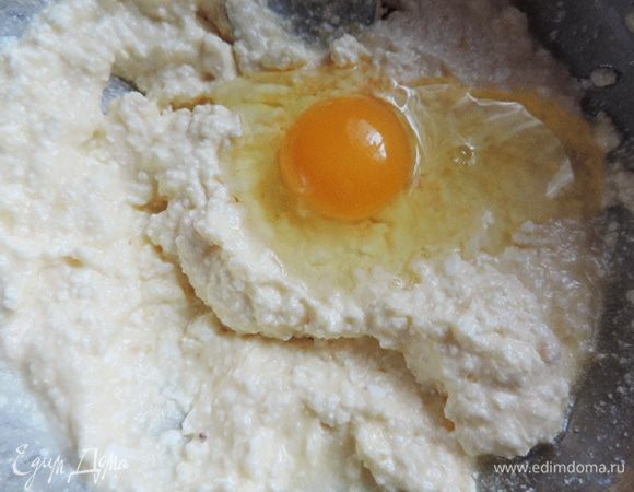 В полученную массу вбиваем яйцо, добавляем соль (ложку набирайте без горки) и сахар. Перемешиваем до однородности.