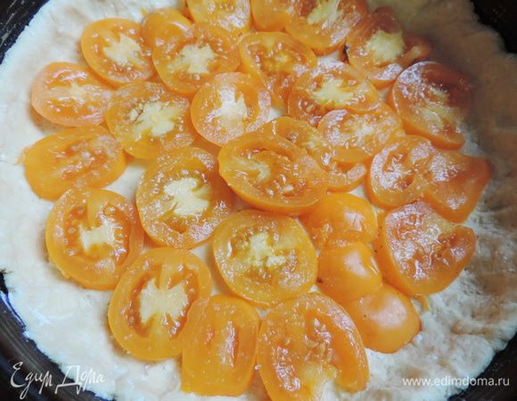 Выкладываем в один слой помидоры, нарезанные кружочками. Их можно немного посолить и посыпать любимыми травами.