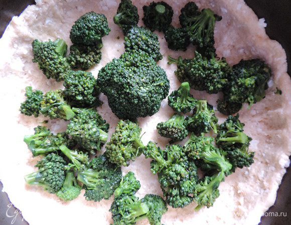 Затем очередь брокколи: если у вас свежая, предварительно отварите ее в подсоленной воде до полуготовности и остудите, если замороженная - разморозьте.