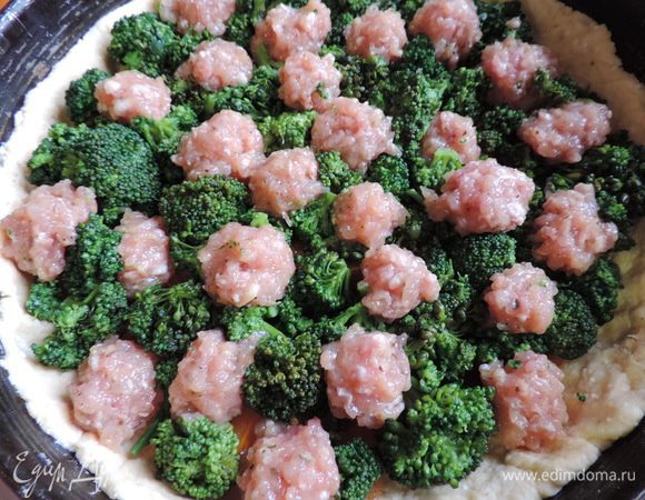 Сверху равномерно выкладываем мясные шарики. Для их приготовления готовый фарш смешаем с яйцом, посолим и поперчим по вкусу.