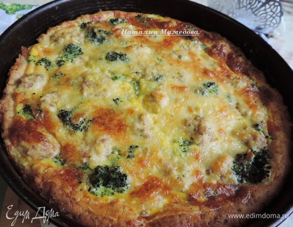 Выпекаем в разогретой до 180 градусов духовке примерно 40 минут. Верх пирога должен зарумянится. Даем немного остыть в форме и вынимаем пирог.