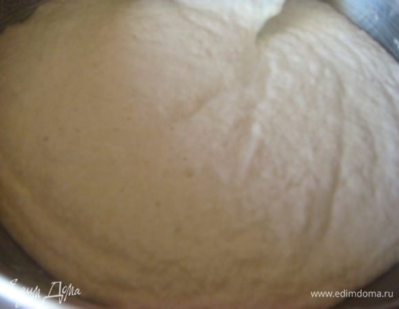 Добавляем сахар, соль, ванилин, соду и лимонную кислот. Все хорошо перемешать, подождать 3-4 минуты до появления пузырьков (на фото видно) и только потом начинаем жарить.