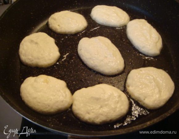 В сковороду налить подсолнечное масло и по 1 столовой ложке выкладываем тесто. Оно сразу начнет подниматься и это чудо :)