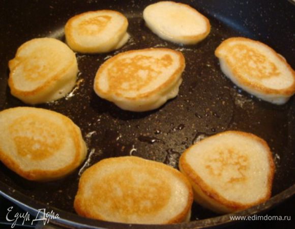 Переворачиваем и пару минут обжариваем при закрытой крышке.
Очень мягкие и вкусные, советую попробовать и побаловать своих любимых .
