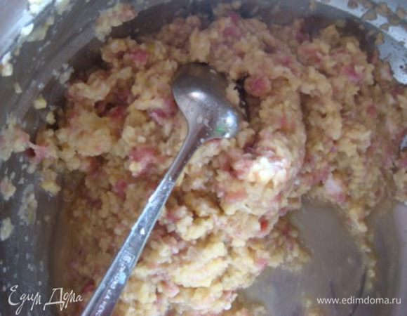 Чистим 5-6 шт. картофеля и пропускаем через мясорубку. Лук натереть на мелкой терке и добавить в фарш (у меня смешанный), перемешать с яйцом, солью, перцем.