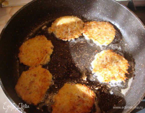 На сковороду выливаем подсолнечное масло и выкладываем картофельно-мясную массу. Обжариваем с двух сторон. Аромат просто потрясающий и вкус тоже :)