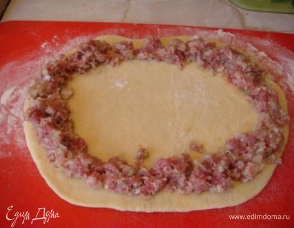 Замесить тесто: муку указала примерное кол-во, тесто не должно липнуть к рукам (опарным способом) и поставить в тепло на 3 часа. Через 1 час чашу встряхнуть, тесто должно подняться 2 раза. Тесто разделить на 3 равные части. 

Начинка: 2 кусочка белого батона (мякоть раскрошить и замочить в воде), лук мелко порезать, фарш, соль, перец. Все перемешать.