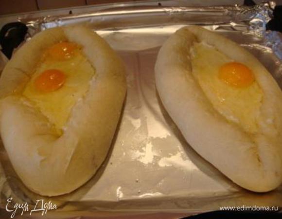 После достаем и разбиваем яйцо (у меня мелкие яйца и одна получилась чуть больше, поэтому в одной 2).