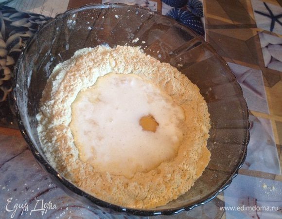 Смешиваем просеивая кукурузную и пшеничную муку, делаем углубление, вливаем туда кефир 250 мл, разбиваем яйцо, добавляем соль 1.5 ч. л. и соду.