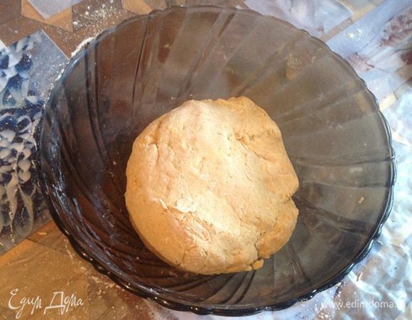 Замешиваем тесто до однородного и нежного состояния.