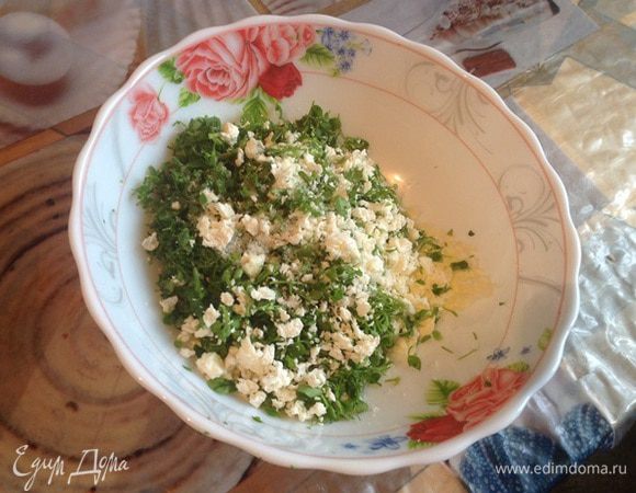 Творог 100 гр и измельченную крапиву смешиваем, добавляем сметану, соль оставшиеся 0.5 ч. л. и перемешиваем всю массу.