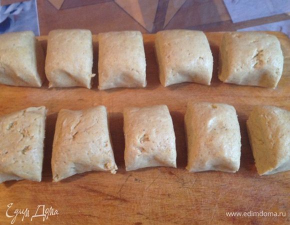 Смазываем рабочую поверхность растительным маслом, формируем шарики диаметром 4-5 см.