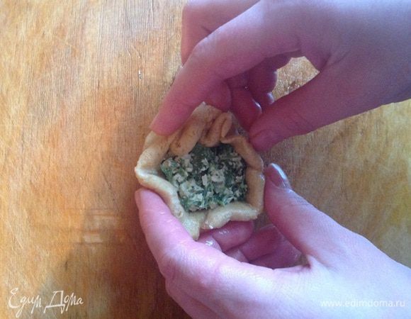 Выкладываем в центре начинку 2 ч.л., заворачиваем сверху.