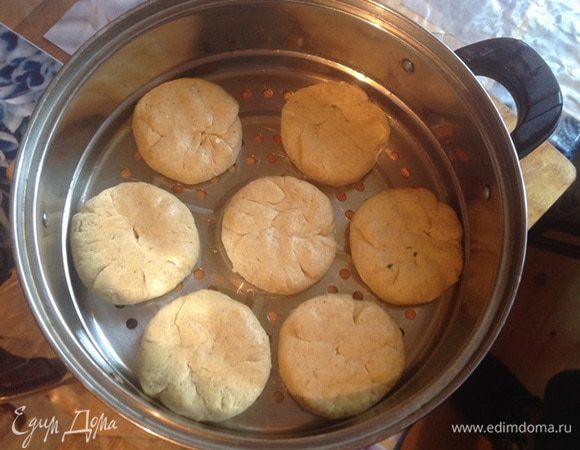 Готовые хинкал укладываем в пароварку, смазанную растительным маслом и варим 15 минут.