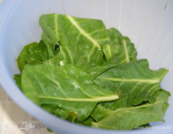 Шпинат промыть, перебрать, обсушить. Если крупные листья, как у меня, порвать помельче. 