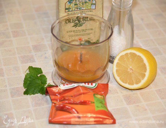 Приготовим продукты для заправки. Выжмем сок из апельсина и...