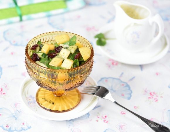 В салатнике смешать шпинат, огурец, манго и полить заправкой. Сверху посыпать сушеной клюквой и можно подавать. Угощайтесь!