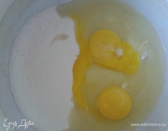 Яйца взбить с сахаром, добавить лимонный сок. По желанию количество сахара можно увеличить, как я для своих сластен.