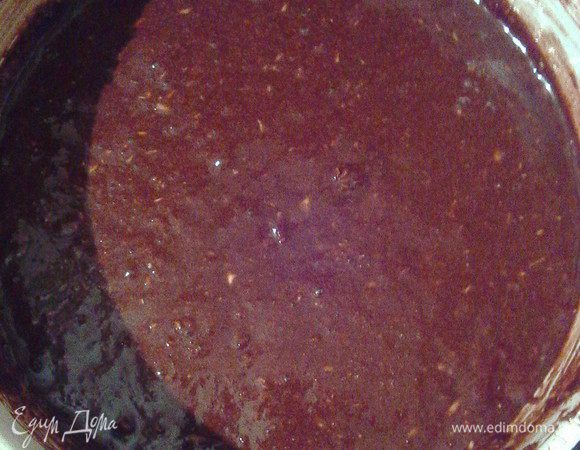 Затем добавить молоко, муку, соду и какао.