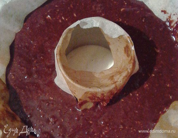 Тесто вылить на пергамент в форму, выпекать при 180° 30 минут.