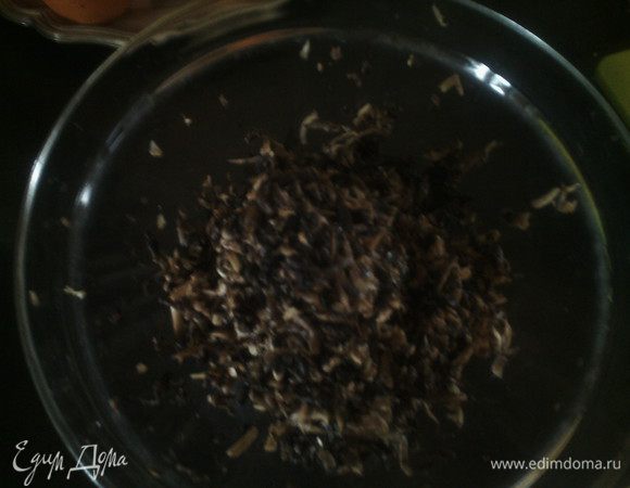 Картофель помыть, очистить от кожуры, порезать и поставить варить на медленном огне до готовности. 
Шампиньоны и морковь помыть, очистить и натереть на крупной терке. 