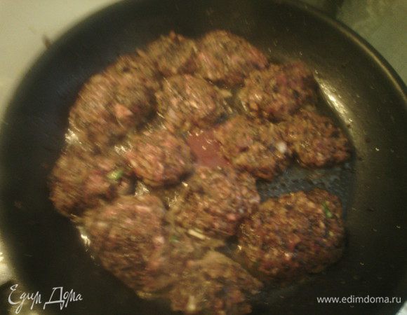 Приготовить фарш (используйте любой): добавить овощи (которые мы обжарили), яйцо, лук, зелень, все хорошо перемешать. Сделать котлеты и готовить 5 минут с каждой стороны. 