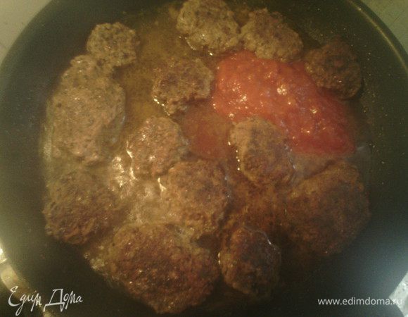 Добавить немного воды, томатный соус и готовить ещё пару минут. 